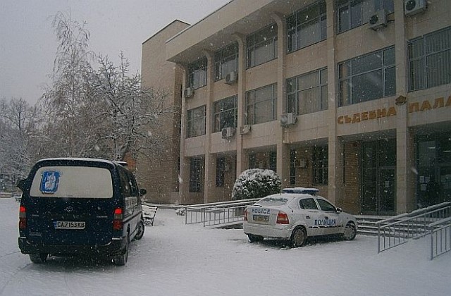 Бомба затвoри Съдебната палата