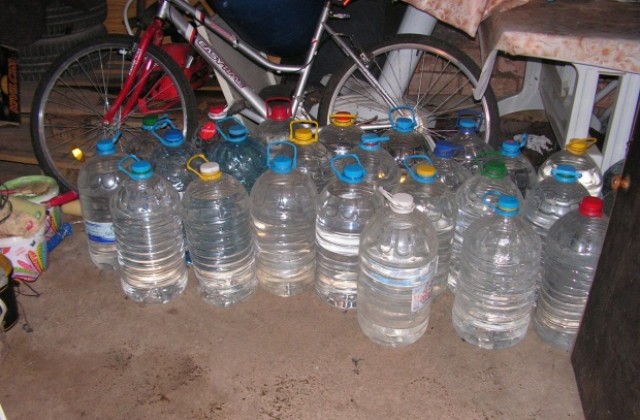 Двойка пенсионери спретнали нелегална фабрика за алкохол в лозята край Разград