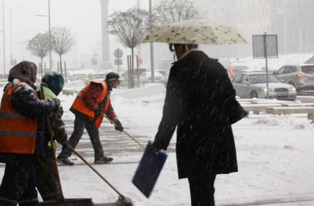 Снегопочистващите фирми ще работят и през нощта
