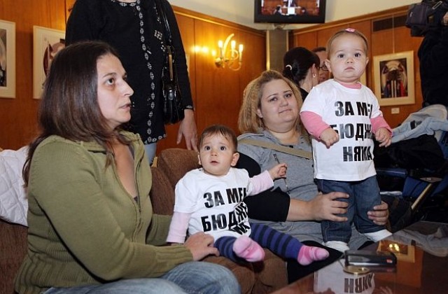 ГЕРБ обещаха да разгледат исканията за по-високи майчински и детски надбавки