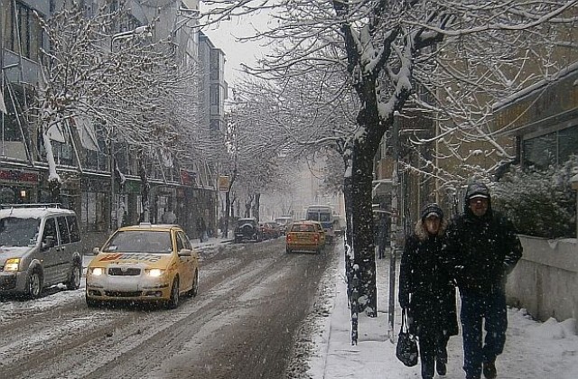 14 машини се борят със снега в областния център