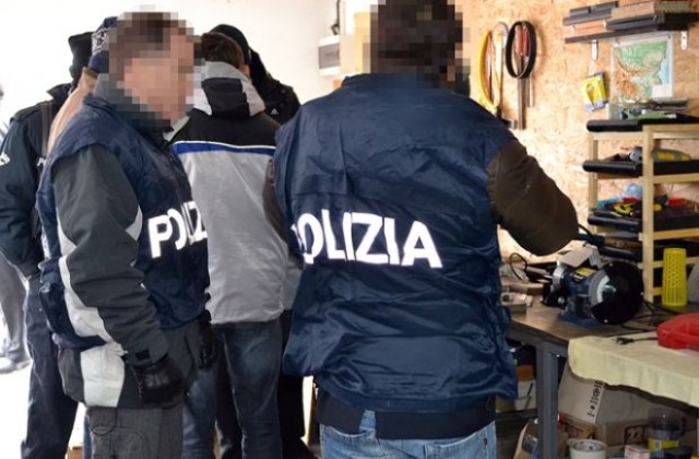 Арестуваха данъчни измамници