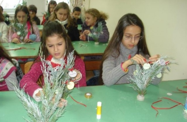 Ученици от Благоевград твориха под мотото „Коледа в нашия дом”