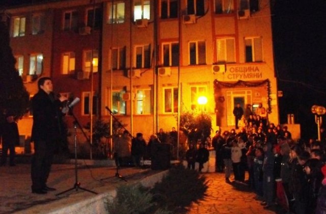 10-годишен смърч в Струмяни засия в празнична премяна