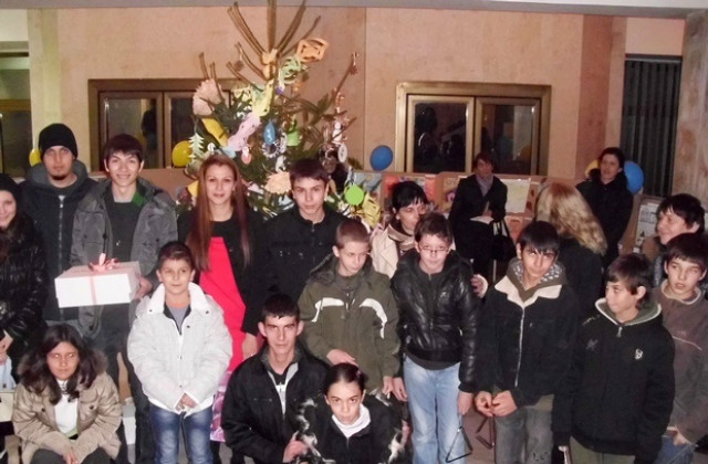 За пореден път украсиха елхата в Областна администрация-Ловеч