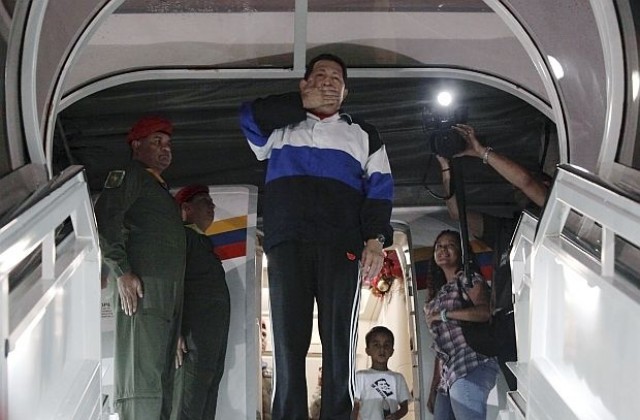 Венецуелският президент Уго Чавес беше успешно опериран