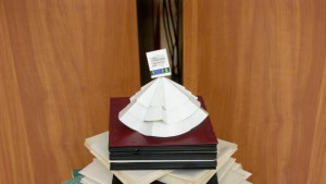 Коледна украса от списания плакати и дискети в Университетската библиотека