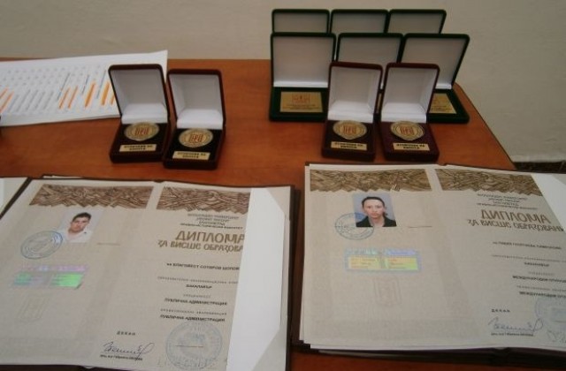 Връчват  дипломите на випуск 2012  от ПИФ
