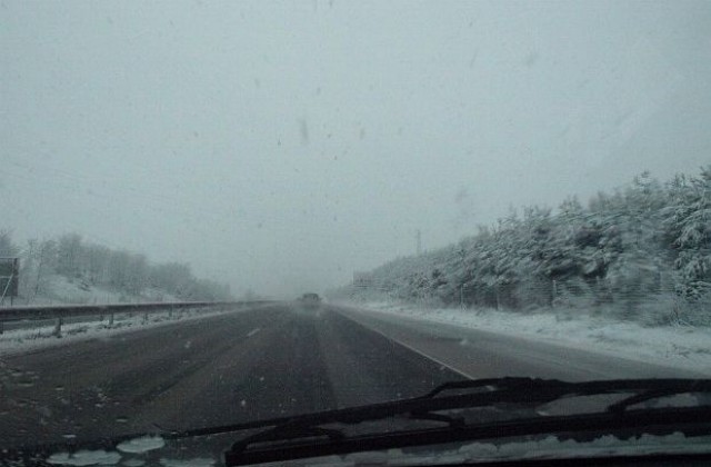 Пътищата в Силистренско са заледени, има закъсали автобуси