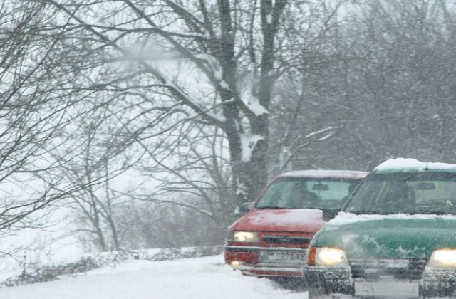 Затворени пътища заради тежките метеорологични условия, коли заседнаха в снега
