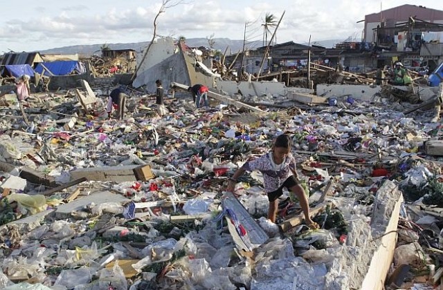 Жертвите на тайфуна Бофа във Филипините станаха над 900 души