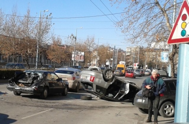 Верижна катастрофа с шест автомобила на бул. „Найчо Цанов”