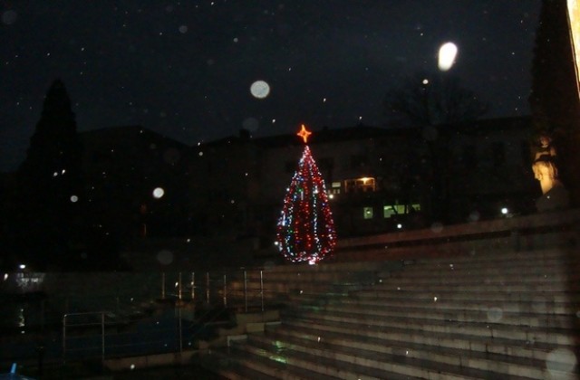 Децата от Ивайловград със специална кутия на коледните желания