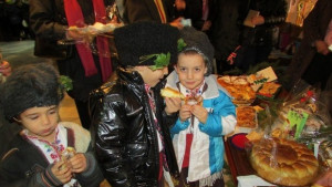 Малки коледарчета откриха коледните изложби в Младежкия дом в Г