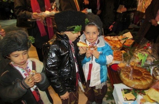 Малки коледарчета откриха коледните изложби в Младежкия дом в Г. Оряховица