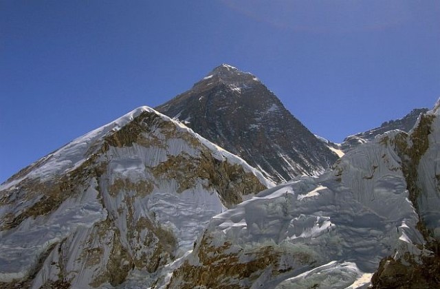 Грешка на НАСА премести връх Еверест в Индия