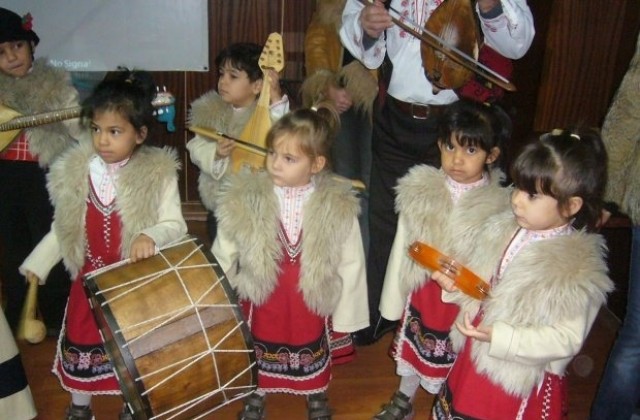 Децата от Дом „Незабравка посрещат Дадо Коледа на пловдивското летище