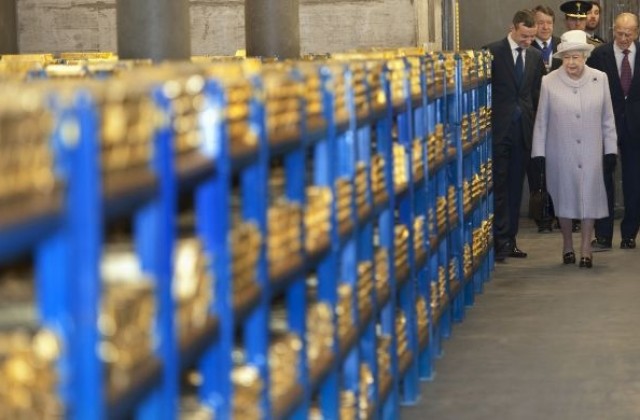 След четири години обясниха на Елизабет II за финансовата криза