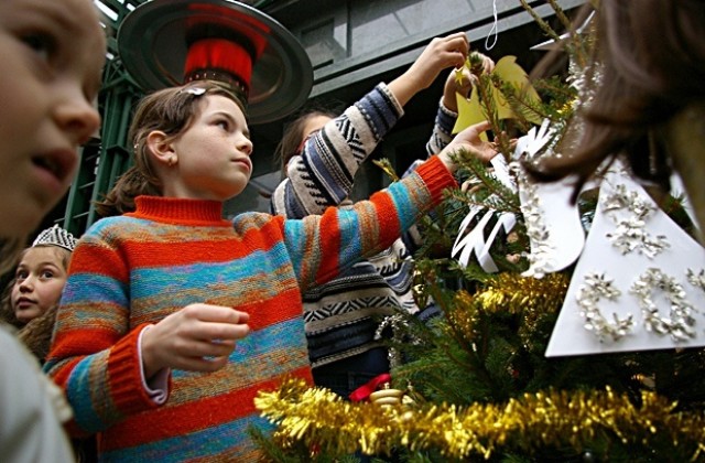 Студенти с дарителска акция в детската градина в Килифарево