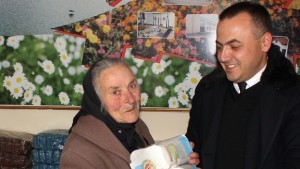 Общински съветник дари хранителни продукти на нуждаещи се от Присово