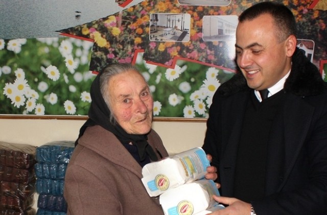 Общински съветник дари хранителни продукти на нуждаещи се от Присово