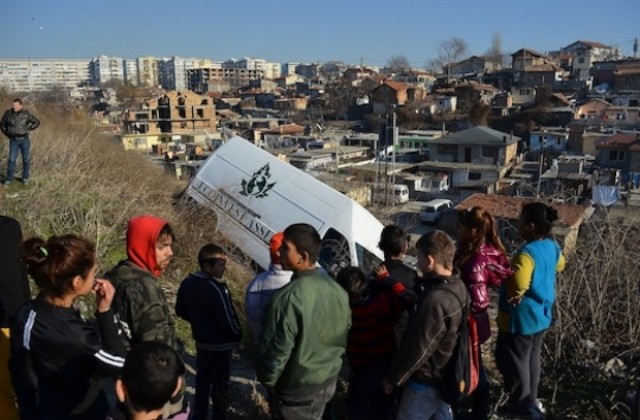 Микробус с коледна украса полетя в канавката на Максуда