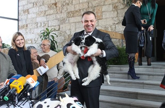 Земеделският министър щял да ходи на парламентарния контрол с бронежилетка