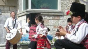 Коледно надиграване в зала Дунав