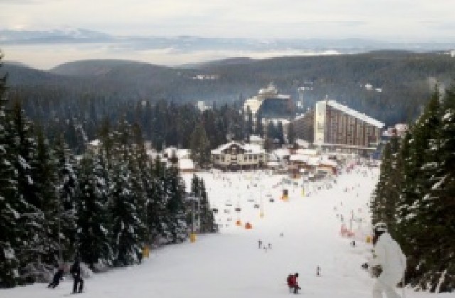 СНИМКИ: Сезонът на Боровец започна със слънчево време и достатъчно сняг