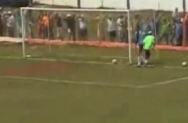 ВИДЕО: Няма начин, това не може да е редовен гол!