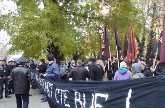 Националисти полагат цветя в памет на жертвите на радикалния ислям