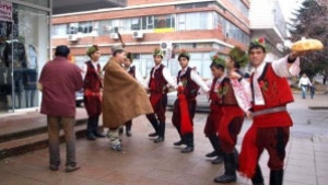 Младежи правят флашмоб Коледари