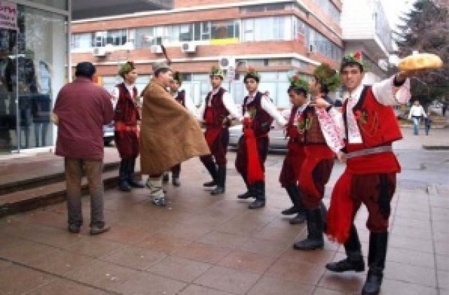 Младежи правят флашмоб Коледари