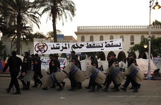 Референдумът за конституцията в Египет бил опетнен от нередности