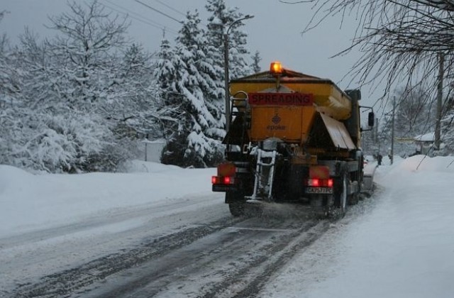 Сняг и дъжд над страната, жълт код заради поледици