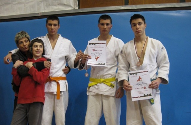 Два медала за край на годината за врачанското джудо