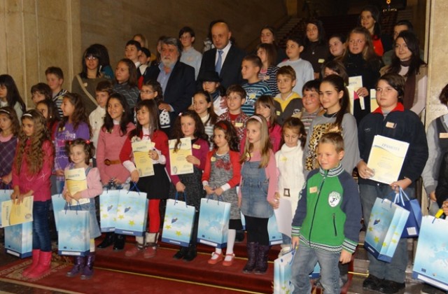 Момче от Лом - победител в националния конкурс „Как искам Европейският съюз да промени моя град