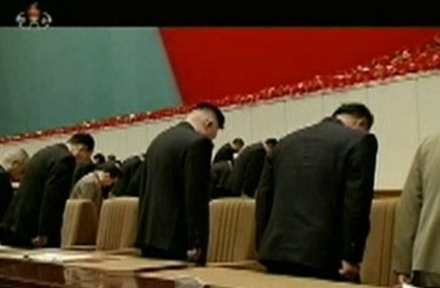Северна Корея показа балсамираното тяло на Ким Чен-ир година след смъртта му