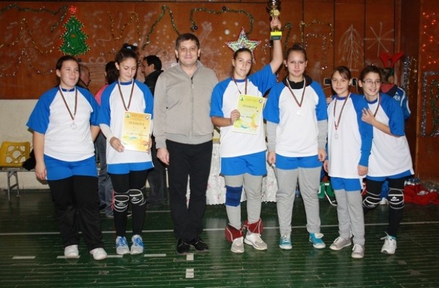 11 СОУ-Сливен спечели първия Коледен волейболен турнир „Сините камъни”, под патронажа на Диан Червенкондев