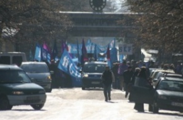 Оръжейниците от ВМЗ получиха аванси, продължават стачката