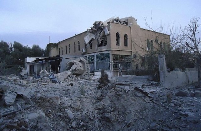 Палестинци бягат от бежанския лагер Ярмук край Дамаск заради бомбардировки