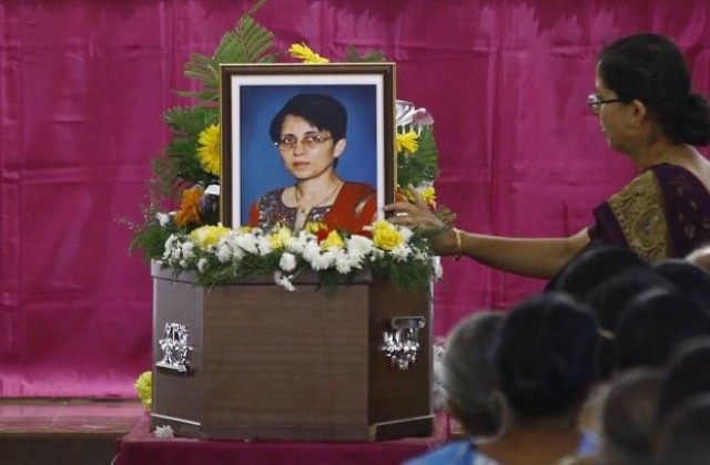 Хиляди дойдоха на погребението на медсестрата Джасинта Салданя