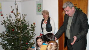 Наградиха малчугани в конкурс за коледни картички