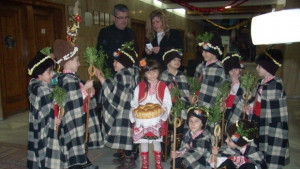 Коледарчета наричаха за здраве и беркет в кметския кабинет