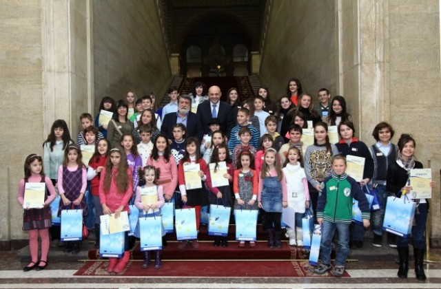 Творби на две наши деца ще бъдат включени в изложба в Брюксел