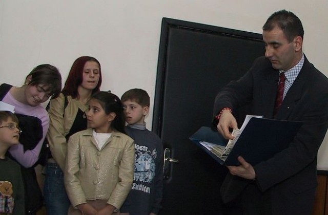 Деца на загинали полицаи ще могат да учат в Бояна, обеща Дейвид Варод