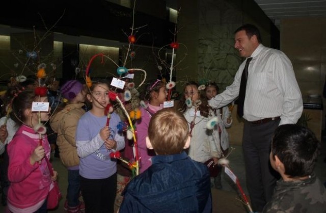 Коледари изненадаха кмета Атанас Камбитов