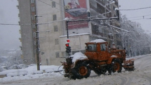 Усложнена пътна обстановка заради снеговалежа