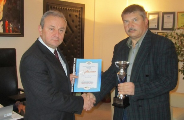 Наградиха ловешкия кмет за принос в детско-юношеския футбол