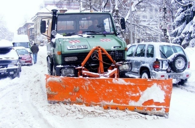 Пътищата във Варненско мокри и заснежени